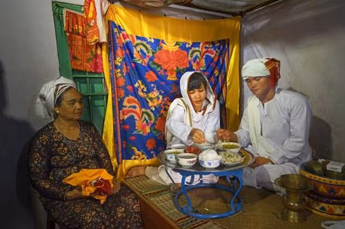 Lễ cuới Chăm Bà ni có 5 đứa trẻ, mặc bộ áo truyền thống màu trắng gọi là “Anak là con” để chứng giám cuộc hôn nhân và mang lễ vật Cô dâu Chú rể với bộ y phục cho lễ cưới toàn màu trắng tiến vào hành lễ trong rạp lễ Bắt đầu lễ các vị tu sĩ làm lễ đốt trầm hương. Sư Cả (Po Gru), đọc kinh Koran xin phép với vị thánh Alla. Những người thân của cô dâu chú rể cầu nguyện thánh Alla ban phước lành cho cô dâu và chú rể Chú rể, cô dâu lần lượt lạy tạ Sư Cả và các giáo sĩ - tục lệ khi lạy tấm khăn trắng trùm dưới 2 chân bằng khăn đội đầu của cô dâu Cô dâu được đưa về phòng the trước để thầy Chang (Po Car) đọc thần chú làm phép dưới đôi gối nằm Thầy Chang đọc thần chú làm phép nhẫn cưới trong lòng bàn tay của cô dâu, rồi đeo nhẫn cho cô dâu sau khi cô dâu trả lời với thầy Chang là đồng ý cuộc hôn nhân Chú rễ ở lại trong rạp lễ Kajang likhah được sư Cả đọc kinh Koran và các giáo sĩ làm phép trao nhẫn cưới Thầy Chang cầm tay chú rể dẫn đến với cô dâu. Hai giáo sĩ đi trước, chú rể đi sau và những em bé “Anak là con” Trong phòng the vị tu sĩ đặt tay chú rể được vào bàn tay cô dâu làm phép rửa tội cầu phúc Người vợ lấy một miếng trầu cau bỏ vào miệng chồng như ý bảo rằng từ nay nàng sẽ lo cho chàng đầy đủ sự ăn uống Trong thời gian 3 ngày đêm đầu vợ chồng phải sinh hoạt ăn uống trong phòng và có người ngồi giám sát