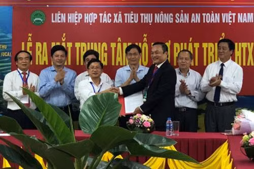 Ra mắt Trung tâm Hỗ trợ phát triển hợp tác xã. Ảnh: Uyên Hương - TTXVN