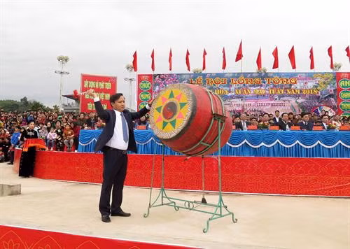 Lãnh đạo huyện Chiêm Hóa, tỉnh Tuyên Quang đánh trống khai hội. Ảnh: Quang Đán - TTXVN