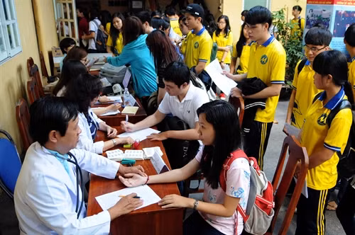 Ngày 17/1/2016, tại TP. Hồ Chí Minh, Trung tâm Công tác xã hội Thanh niên thành phố phối hợp với Ký túc xá Sinh viên Lào, Bệnh viện Truyền máu huyết học TP. Hồ Chí Minh tổ chức "Ngày hội hiến máu tình nguyện lần thứ nhất năm 2016" thu hút đông đảo đoàn viên thanh niên, sinh viên đến từ các trường cao đẳng, đại học trên địa bàn đăng ký tham gia. Tại ngày hội đã có gần 400 đơn vị máu được thu về để cung cấp cho các bệnh viện. Ảnh: An Hiếu- TTXVN