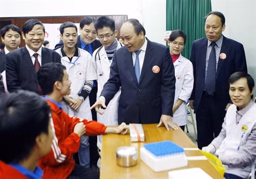 Phó Thủ tướng Nguyễn Xuân Phúc thăm hỏi các đoàn viên, thanh niên và sinh viên tại chương trình hiến máu tình nguyện "Chủ nhật đỏ". Ảnh: Phạm Kiên – TTXVN