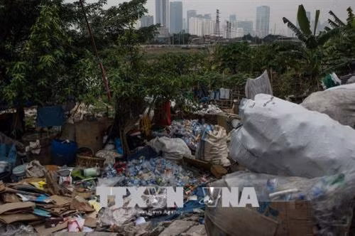 Rác thải trên bờ sông ở Jakarta, Indonesia. Ảnh: THX/TTXVN