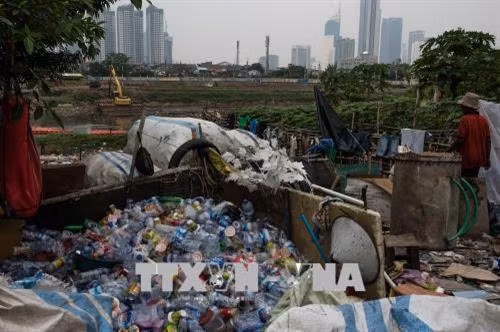 Rác thải nhựa bên bờ sông ở Jakarta, Indonesia. Ảnh: THX/TTXVN
