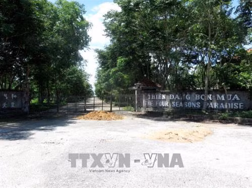 Khu du lịch này thường xuyên trong tình trạng “cửa đóng then cài”. Ảnh: Phước Ngọc-TTXVN