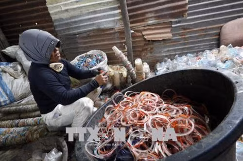 Phân loại rác thải nhựa phế thải tại một cơ sở sản xuất Banda Aceh, Indonesia. Ảnh: EPA/TTXVN