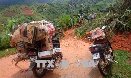 Hàng hóa vẫn rất khó khăn để tiếp cận vào xã Pa Vệ Sủ để phục vụ nhu yếu phẩm cho bà con. Ảnh: Việt Hoàng - TTXVN