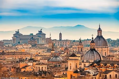 Từ năm 100 trước công nguyên đến năm 400 sau công nguyên, Rome là thành phố lớn nhất thế giới. Phong tục, ngôn ngữ, luật pháp, kỹ thuật và kiến trúc La Mã đều có mặt trên các vùng đất thuộc La Mã rộng lớn ở Châu Âu, Bắc Phi và Tây Á Vượt lên trên cảnh quan thành phố Turin là Mole Antonelliana hình vòm, hiện đang là Bảo tàng Điện ảnh Quốc gia. Ở phía trước là quảng trường rộng lớn Vittorio Veneto, đằng sau là dãy Alps tạo thành một khung cảnh ấn tượng. Thị trấn San Gimignano ở Tuscany tường bao quanh, còn được gọi là 'Thị trấn của những tòa tháp đẹp' do sự bảo tồn độc đáo của những ngôi nhà tháp thời trung cổ. Trong thời kì hoàng kim, có 72 tháp nhưng hiện nay chỉ còn tồn tại lại 14 tháp. Gondolas là những chiếc thuyền đáy phẳng, được thiết kế để thích hợp với tuyến đường thủy nông và hẹp của Venice. Một người chèo thuyền gondolier. Vào năm 2010, nữ gondolier đầu tiên đã nhận được giấy phép từ hiệp hội những người gondoliers. Mặc dù nó chiều dài 50km, Como nhỏ nhất trong ba hồ lớn ở Ý - hai hồ kia là Maggiore và Garda. Hồ là nơi nghỉ ngơi của những người giàu có từ thời La Mã. Nhìn ra núi Vesuvius là một khu định cư có từ thế kỷ thứ 9 trước Công nguyên. Đến năm 750 trước Công nguyên, người Hy Lạp đã đặt tên cho thành phố này là N Nott (nghĩa là Thành phố Mới). Người Norman chiếm thành phố vào năm 1139, rồi nó bắt đầu được truyền từ triều đại này sang triều đại khác. Người dân địa phương gọi đây là Ponte del Diavolo (Cầu Quỷ) vì nó gắn với một truyền thuyết liên quan đến quỷ dữ. Cây cầu được xây vào cuối thế kỉ thứ 11 ở Tuscany, bắc qua sông Serchio. Nằm trên đỉnh của một mảnh đất hình tam giác chia các nhánh Como và Lecco của hồ, Bellagio được mệnh danh là thị trấn xinh đẹp nhất của nước Ý. Những cửa hàng đồ lưu niệm và các con đường lát soi của Bellagio đặc biệt quyến rũ du khách. Duomo, hay còn gọi là nhà thờ chính tòa Santa Maria del Fiore, dường như bay lơ lửng trên các mái nhà của thành phố Florence. Tòa thị chính Palazzo Vecchio giống như một tòa lâu đài với tháp cao 94 mét, quảng trường Piazza della Signoria với một bản sao của bức tượng David của Michelangelo đứng kiêu hãnh phía trước là một vài trong rất nhiều điểm thu hút khách du lịch ở Florence. Mái vòm hình bát giác của nhà thờ chính tòa Duomo của Florence hoàn thiện vào năm 1436. Cho đến nay, nó vẫn giữ được mái vòm bằng gạch và vữa lớn nhất thế giới, minh chứng cho thiên tài kĩ thuật của kiến trúc sư Filippo Brunelleschi. Nội thất được trang trí bằng bức bích họa Bản án cuối cùng của Vasari và Zuccari Những ngọn núi Odle gồ ghề ở Val di Funes nằm sau nhà thờ Santa Maddalena xinh đẹp ở vùng núi Alpine. Sass Rigais là đỉnh cao nhất trong dãy núi này. Nó có độ cao 3.025 mét. Thung lũng sông Cecina gần Volterra ở Tuscany đặc trưng với những ngọn đồi núi lửa, khe núi dốc và vách đá. Đây là nơi xây dựng nhà máy năng lượng địa nhiệt đầu tiên trên thế giới, tại Thung lũng Quỷ, vào năm 1911. Thành phố Atrani có diện tích bề mặt chỉ 0,12 km2. Tháp chuông của nhà thờ Rococo St Mary Magdalene được xây dựng từ thế kỉ thứ 18. Cực nam của Cinque Terre, Riomaggiore là ngôi làng được du khách yêu thích nhất. Con đường Tình Yêu lát đá cuội, nối ngôi làng với Manarola, một ngôi làng bên cạnh nằm ở phía bắc. Thung lũng Orcia - Di sản Thế giới Unesco – từng xuất hiện liên tục trong các tác phẩm của rất nhiều nghệ sĩ thời Phục Hưng, Các cây bách đã trở thành một biểu tượng của thung lũng này