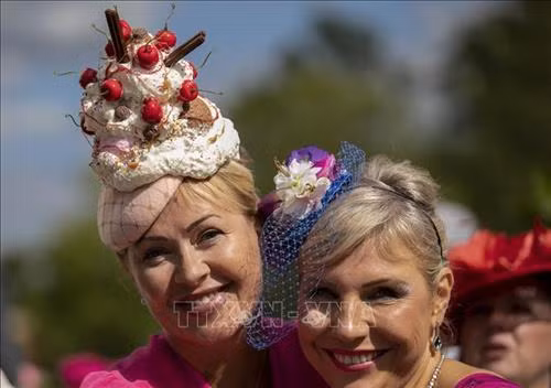 Các quý bà quý cô khoe trang phục cùng chiếc mũ ấn tượng tại lễ hội đua ngựa Royal Ascot ở Ascot, Anh ngày 21/6/2019. Ảnh: THX/TTXVN