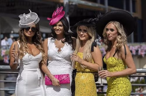 Các quý bà quý cô khoe trang phục cùng chiếc mũ ấn tượng tại lễ hội đua ngựa Royal Ascot ở Ascot, Anh ngày 21/6/2019. Ảnh: THX/TTXVN