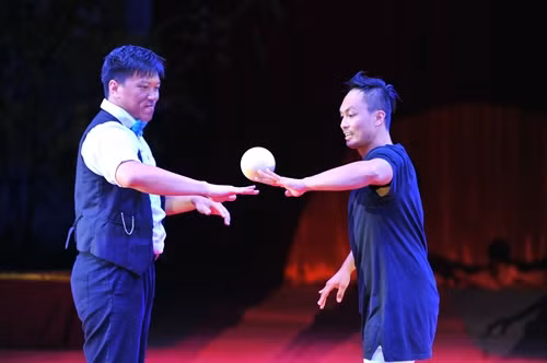 Tiết mục "Tung hứng truyền thống và hiện đại" do các nghệ sĩ xiếc Malaysia biểu diễn. Ảnh: Minh Đức – TTXVN