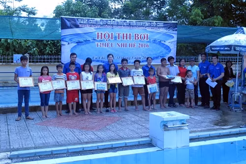 Trao phần thưởng cho các em đạt giải bơi lội hè 2016