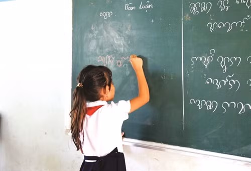 Học sinh trong giờ thực hành viết chữ Chăm