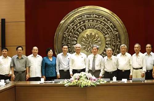 Chiều 1/6/2016, tại Hà Nội, Phó Chủ tịch Quốc hội Uông Chu Lưu tiếp Đoàn Đại biểu Quốc hội tỉnh Phú Yên qua các thời kỳ. Trong ảnh: Phó Chủ tịch Quốc hội Uông Chu Lưu với các đại biểu. Ảnh: An Đăng – TTXVN