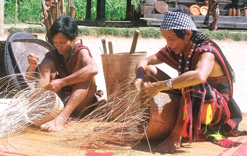 Đàn ông Cơ-tu đan gùi truyền thống