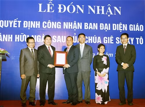 Chiều 31/5/2016, tại Hà Nội, diễn ra Lễ đón nhận Quyết định công nhận Ban đại diện Giáo hội Các thánh hữu ngày sau của Chúa Giêsu Kytô - Việt Nam. Trong ảnh: Phó Trưởng Ban Tôn giáo Chính phủ Bùi Thanh Hà trao Quyết định công nhận Ban đại diện Giáo hội Các Thánh hữu ngày sau của Chúa Giêsu Kytô - Việt Nam. Ảnh: Nguyễn Dân - TTXVN