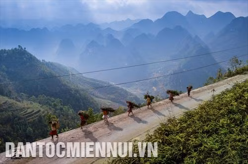Tác phẩm "Trẻ Lũng Táo". Ảnh: NSNA Trần Cao Bảo Long