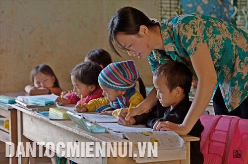 Tập viết chữ. Ảnh: NSNA Trần Cao Bảo Long