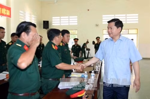 Bí thư Thành ủy Đinh La Thăng thăm Trường Quân sự Thành phố Hồ Chí Minh. Ảnh: Thanh Vũ - TTXVN