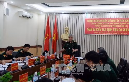Thượng tướng Nguyễn Chí Vịnh làm việc với Bệnh viện dã chiến số 1. Ảnh: Phương Vy - TTXVN