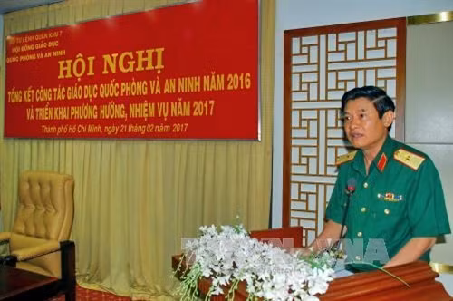 Thiếu tướng Lê Bửu Tuấn, Phó Tư lệnh – Tham mưu trưởng Quân khu 7 phát biểu tại hội nghị. Ảnh: Thế Anh - TTXVN