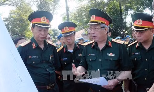 Thượng tướng Nguyễn Chí Vịnh tham quan công tác đào tạo, huấn luyện của Bệnh viện dã chiến số 1. Ảnh: Phương Vy - TTXVN