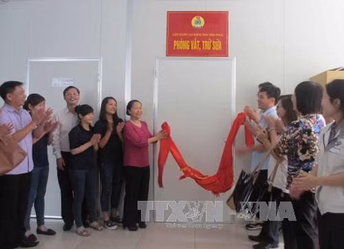 Khai trương phòng vắt, trữ sữa tại công ty TNHH Powerlogics Vina. Ảnh: Nguyễn Thảo - TTXVN