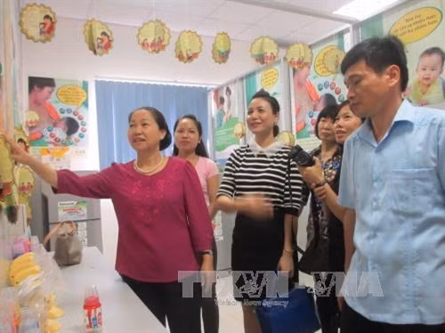 Phó Chủ tịch Tổng Liên đoàn Lao động Việt Nam, Nguyễn Thị Thu Hồng (bên trái) tham quan phòng vắt, trữ sữa cho công nhân nữ. Ảnh: Nguyễn Thảo - TTXVN