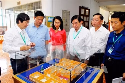 Bí thư Thành ủy Đinh La Thăng tham quan mô hình điều dưỡng – kỹ thuật y học của trường. Ảnh: Mạnh Linh - TTXVN