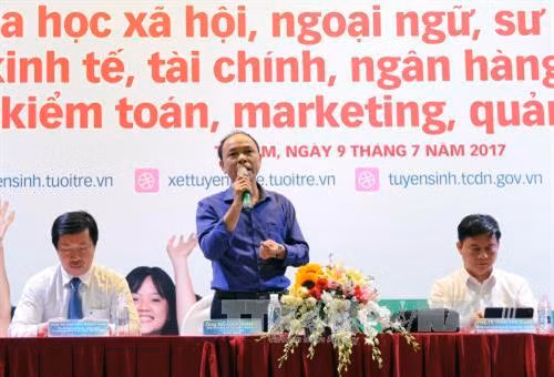 Ông Đỗ Văn Giang, Phó Vụ trưởng Vụ Dạy nghề chính quy (Tổng cục Dạy nghề) giải đáp thắc mắc của phụ huynh và học sinh. Ảnh: An Hiếu - TTXVN