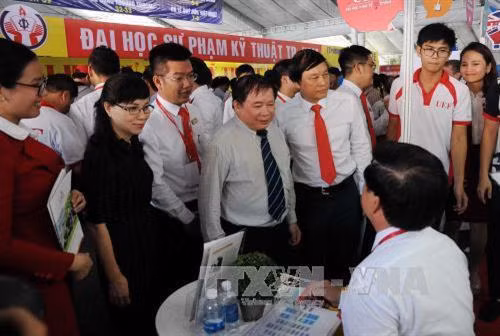 Thứ trưởng Bộ Giáo dục và Đào tạo Bùi Văn Ga cùng đại biểu tham quan các gian tư vấn hướng nghiệp cho học sinh, phụ huynh. Ảnh: An Hiếu - TTXVN