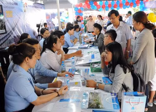Tư vấn xét tuyển cho các phụ huynh và học sinh. Ảnh: An Hiếu - TTXVN