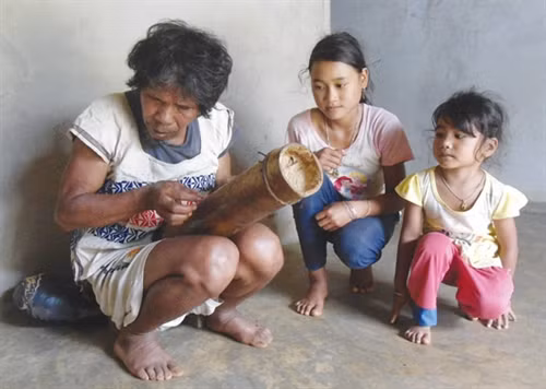 Bị khiếm thị nhưng nghệ nhân K’Tang có thể chơi thành thạo nhiều loại nhạc cụ khác nhau