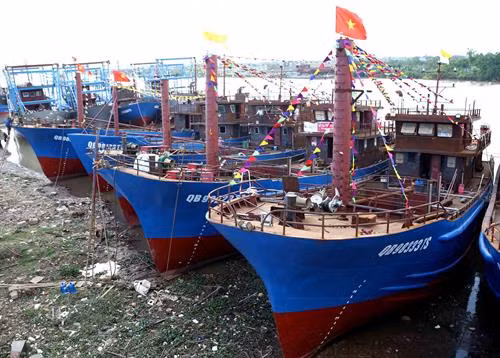 Đóng mới tàu vỏ thép tại Nam Định. Ảnh: Vũ Sinh - TTXVN