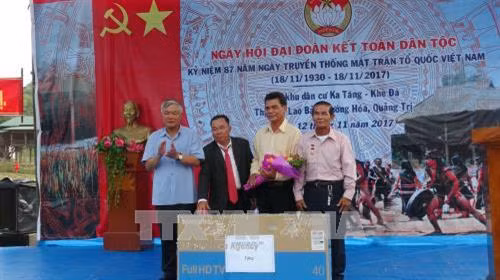 Trao tặng quà cho bản Đen sa vẳn của Lào. Ảnh: Thanh Thủy - TTXVN