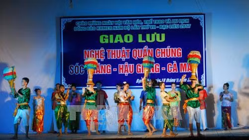 Một số tiết mục văn nghệ trong chương trình giao lưu nghệ thuật quần chúng tỉnh Sóc Trăng – Hậu Giang – Cà Mau diễn ra trong khuôn viên chùa Xiêm Cán (xã Vĩnh Trạch Đông, Thành phố Bạc Liêu, tỉnh Bạc Liêu). Ảnh: Mạnh Linh-TTXVN