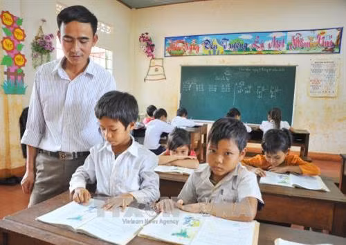 Thầy Lê Hồng Tiến giảng dạy cho các em học sinh tại điểm trường làng Kom 1, xã Ia O, huyện Ia Grai, tỉnh Gia Lai. Ảnh: Dư Toán-TTXVN