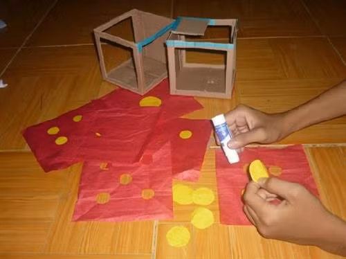 Dán giấy đỏ ngày Tết