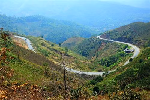 Một cung đường trên đèo Pha Đin.