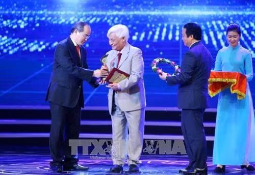 Ông Nguyễn Thiện Nhân, Ủy viên Bộ Chính trị, Bí thư Thành uỷ TP HCM và Bộ trưởng Bộ Tài Nguyên và Môi trường Trần Hồng Hà trao giải cho tác giả đoạt giải về lĩnh vực Môi trường. Ảnh: Minh Quyết – TTXVN
