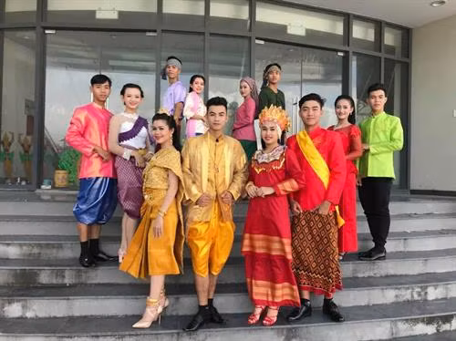 Các diễn viên đoàn Bạc Liêu tham gia chương trình tổng duyệt trước ngày hội Văn hóa, Thể thao và Du lịch đông bào Khmer Nam bộ lần thứ VII năm 2017. Ảnh: Thanh Cường