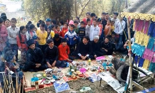 Lễ cúng rừng thiêng của người Thái, Yên Bái. Ảnh: yenbai.gov.vn
