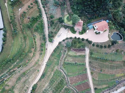 Toàn cảnh Trang trại Hoa Viên ở xã Yên Bình, huyện Thạch Thất, Hà Nội. Ảnh: Hoàng Hà Trang trại Hoa Viên là mô hình nông nghiệp hữu cơ khép kín từ chăn nuôi đến trồng trọt với diện tích 60 ha. Ảnh: Hoàng Hà Chị Trương Kim Hoa - chủ Trang trại Hoa Viên cho biết, được sự giúp đỡ của Sở Nông nghiệp và Phát triển nông thôn Hà Nội, Trang trại Hoa Viên đã tiến hành trồng rau hữu cơ trên diện tích 5.000 m2 từ năm 2013. Ảnh: Hoàng Hà