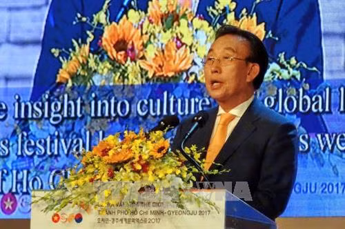 Ngài Kim Kwan Yong, Tỉnh trưởng tỉnh Gyeongsangbuk - do, đồng trưởng ban tổ chức phát biểu tại đêm khai mạc lễ hội. Ảnh: Thế Anh-TTXVN