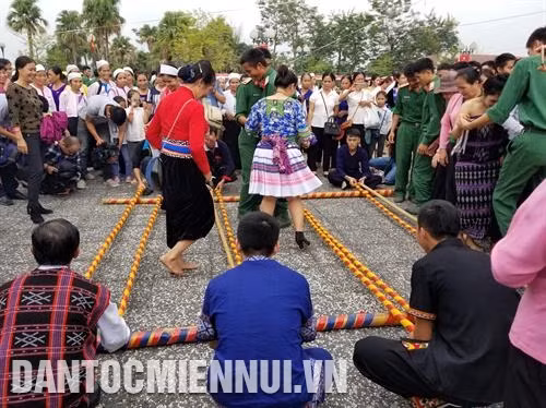 Du khách cùng đồng bào tham gia vui văn nghệ