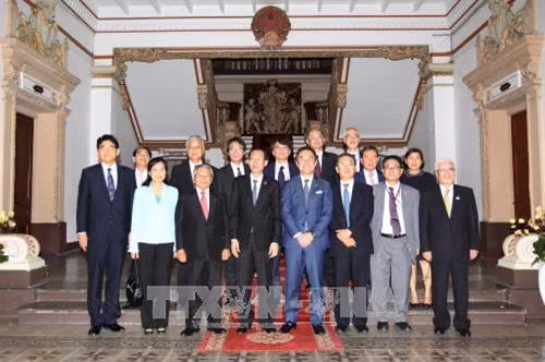 Phó Chủ tịch Thường trực UBND Thành phố Hồ Chí Minh Lê Thanh Liêm và ông Eikei Suziki., Thống đốc tỉnh Mie, Nhật Bản cùng các đại biểu. Ảnh: Thanh Vũ-TTXVN