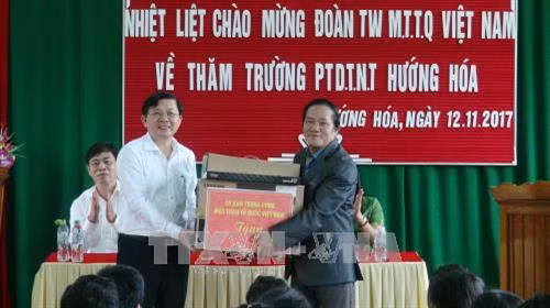 Trao tặng bộ máy vi tính cho trường Phổ thông dân tộc nội trú Hướng Hóa. Ảnh: Thanh Thủy - TTXVN