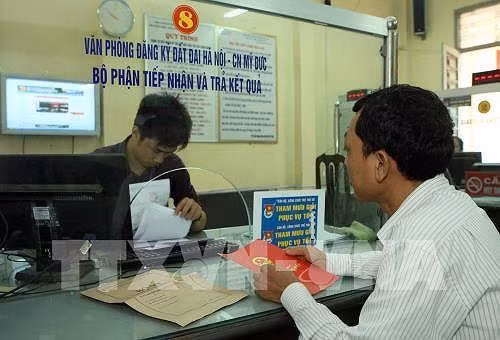 Giấy chứng nhận quyền sử dụng đất là một trong các loại giấy tờ hợp pháp để xin cấp phép xây dựng. Ảnh: TTXVN