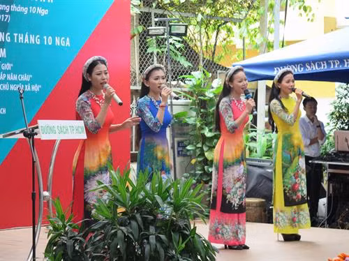 Biểu diễn văn nghệ trong chương trình khai mạc tuần lễ những ngày sách Nga tại Thành phố Hồ Chí Minh. Ảnh: Yến Thanh-TTXVN