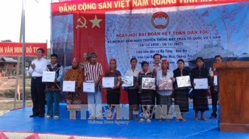 Trao tặng quà cho các hộ có công với cách mạng và hộ nghèo của 2 bản Ka Tăng và Khe Đá . Ảnh: Thanh Thủy-TTXVN