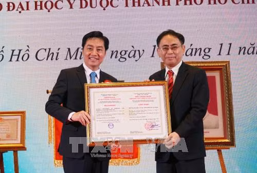 Trường Đại học Y Dược Thành phố Hồ Chí Minh đón nhận Chứng nhận Kiểm định chất lượng giáo dục tại buổi lễ. Ảnh: Phương Vy-TTXVN